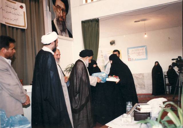 اعطاء جوایز به طلاب غیر ایرانی توسط امام جمعه مشهد